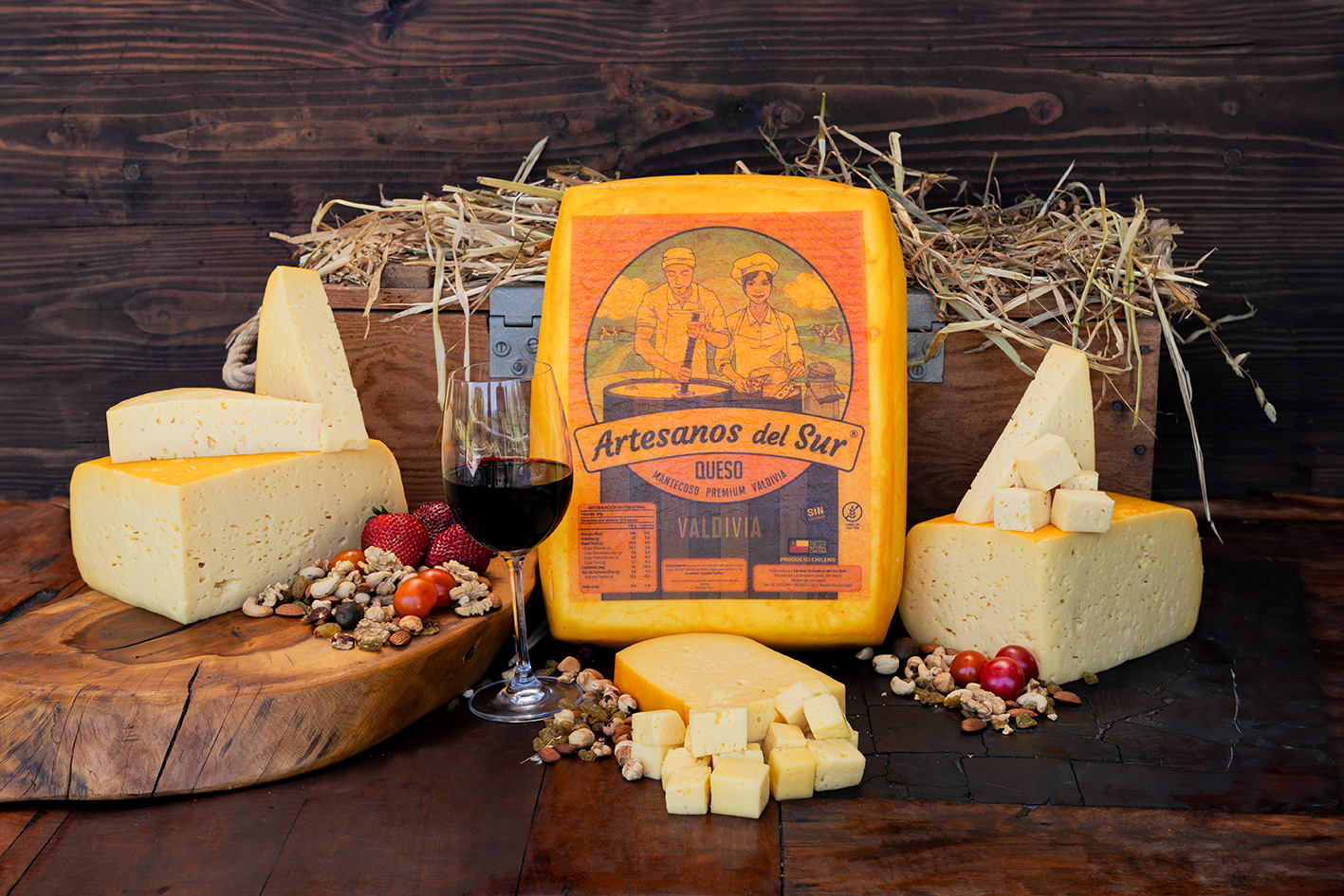 Queso mantecoso Artesanos del Sur con una copa de vino y una tabla de quesos